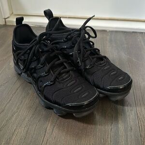Nike Air VaporMax Plus. Black. Size 8 women’s